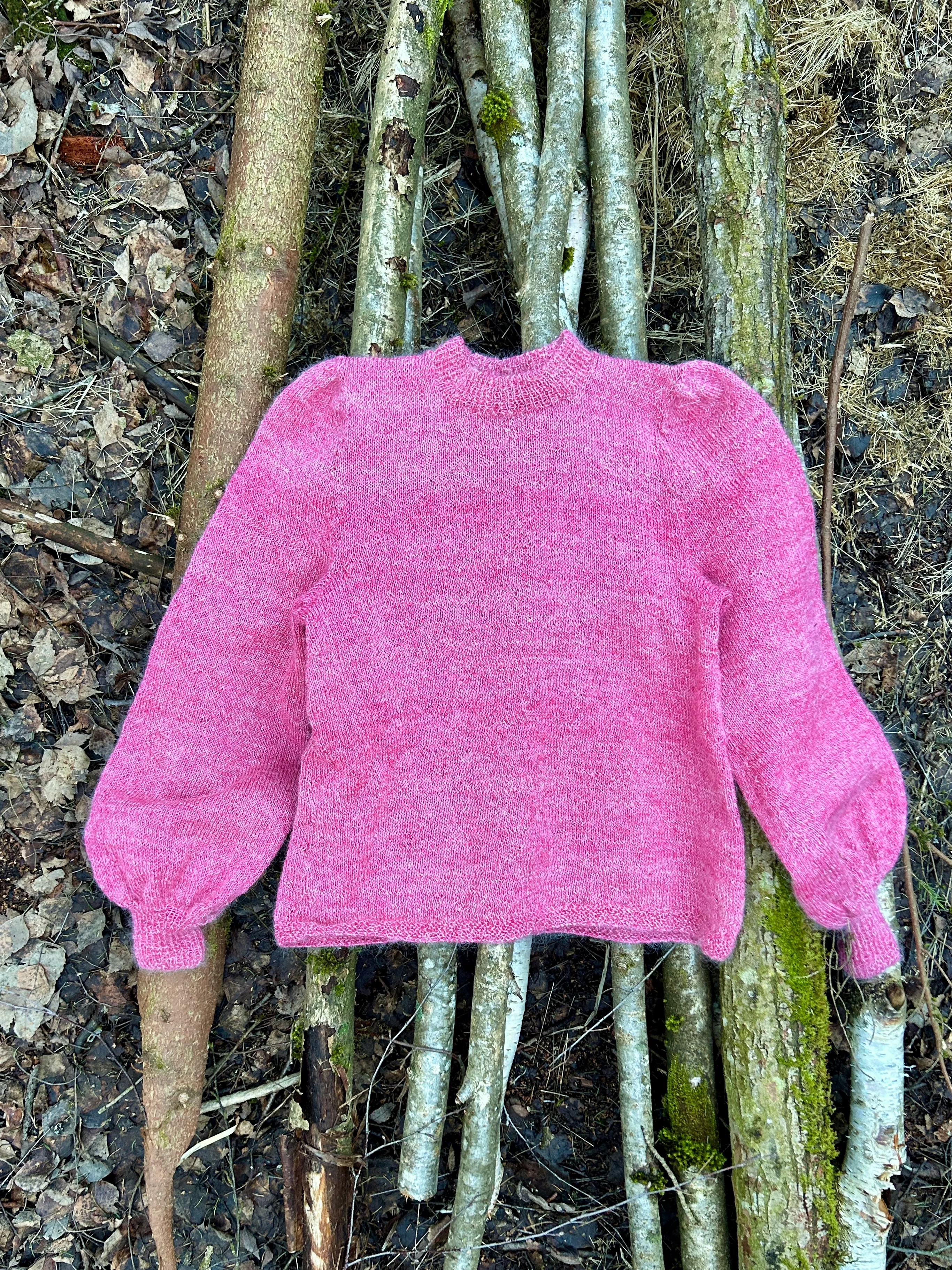 Ulrikkegenseren min i Symre: garn av 80% norsk unggeitmohair og 20% lamull fra @telespinn

Jeg skal skrive en oppskrift for denne garnvarianten også - jeg har strikket etter Ulrikkegenseroppskriften min i Eir fra Telespinn som er 70% kidmohair og 30% bunnull fra spællam. Det funker fint å bruke samme oppskriften - du finner den hos Telespinn.no og hos meg på veronikaglitsch.no eller på Veronika Glitsch på Ravelry.com

Hvilken farge ville du strikka Ulrikkegenseren i?